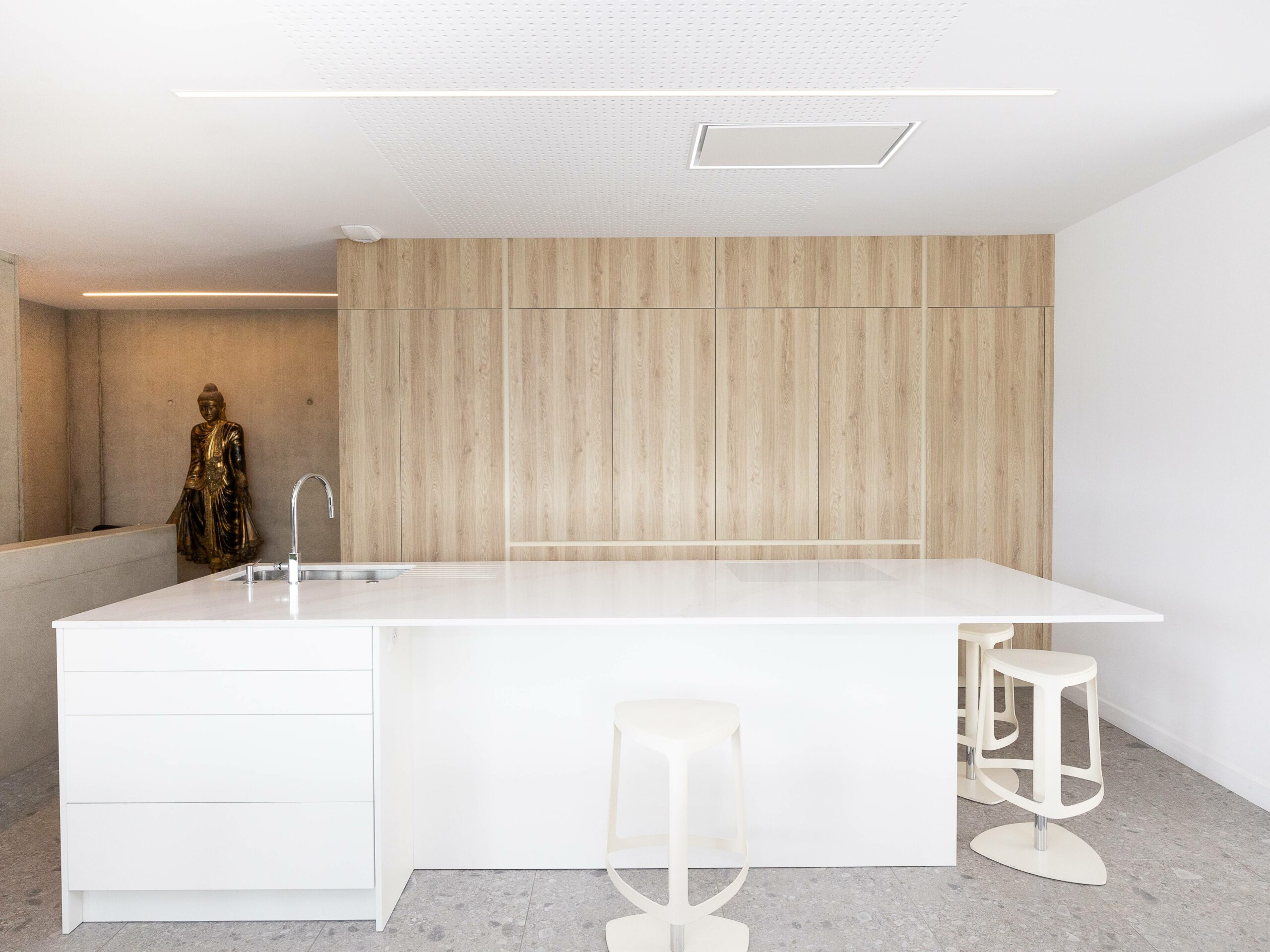 Rénovation d’une cuisine ouverte avec cellier à Chambéry